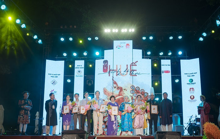 Lãnh đạo Sở Du lịch Thừa Thiên Huế và Hiệp hội Văn hóa Ẩm thực Việt Nam trao giấy chứng nhận và tặng hoa các nghệ nhân tham gia ngày hội